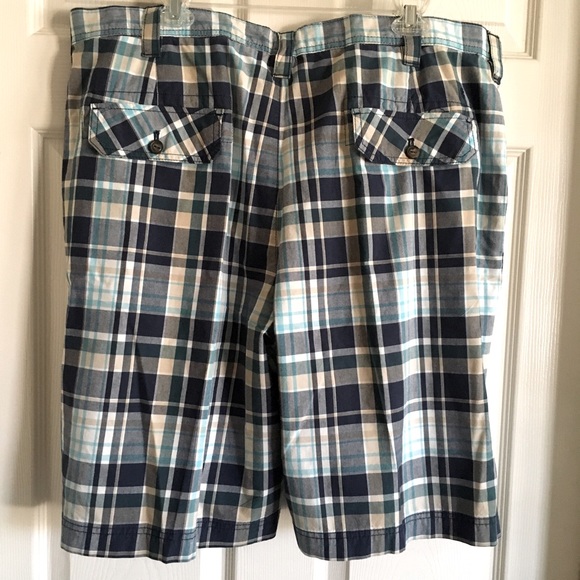 IZOD plaid shorts 42 - Picture 2 of 5